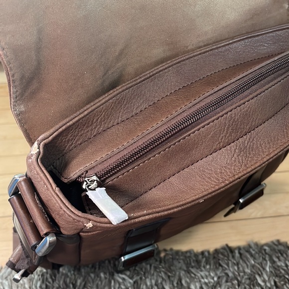 ESPE Vegan Leather Brown Tote, Magnetic flap/zipper closure, see notes below - Picture 12 of 16